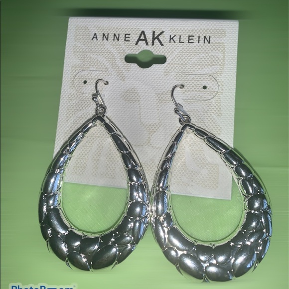 Tear drop textured earrings in silver - Picture 1 of 1